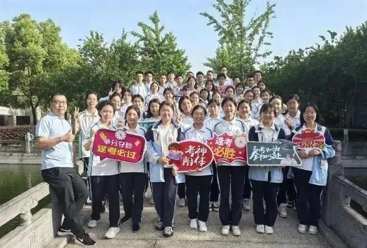 #全班45人43人超600分# 看了这方面的报道，说是襄阳五中高三（27班）有3
