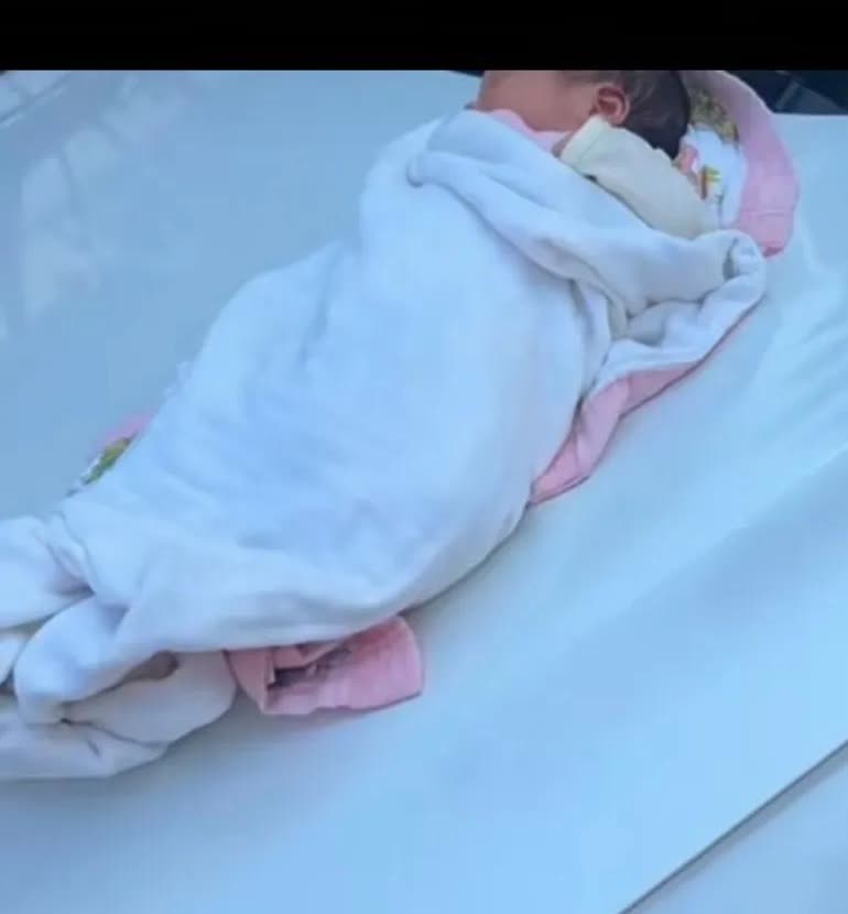 婴儿父母将婴儿扔在别人车上，车主一早过来开车被吓坏了
那么吵都不醒，是不是饿晕
