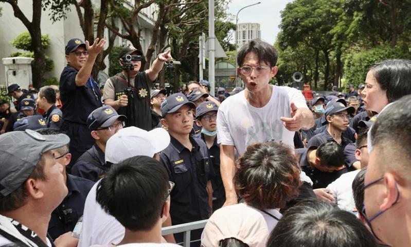 台北警局申请台检侦办黄国昌
民众党前主席柯文哲涉京华城案遭羁押满1年，现任党主席