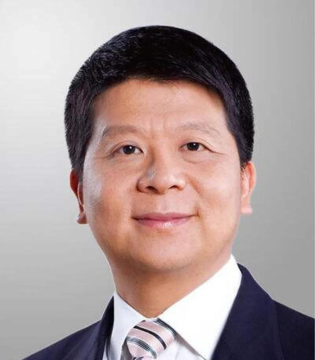 1988年，任正非赴华中理工大学求援，结识研究生郭平。面对华为代理业务受制于人的