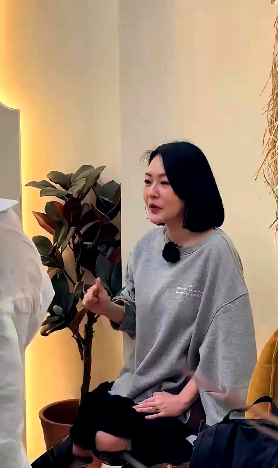 想看憔悴萎靡？
想看崩溃痛哭？
想看伤心欲绝？
在韩国撞见小S的你，看到了啥？