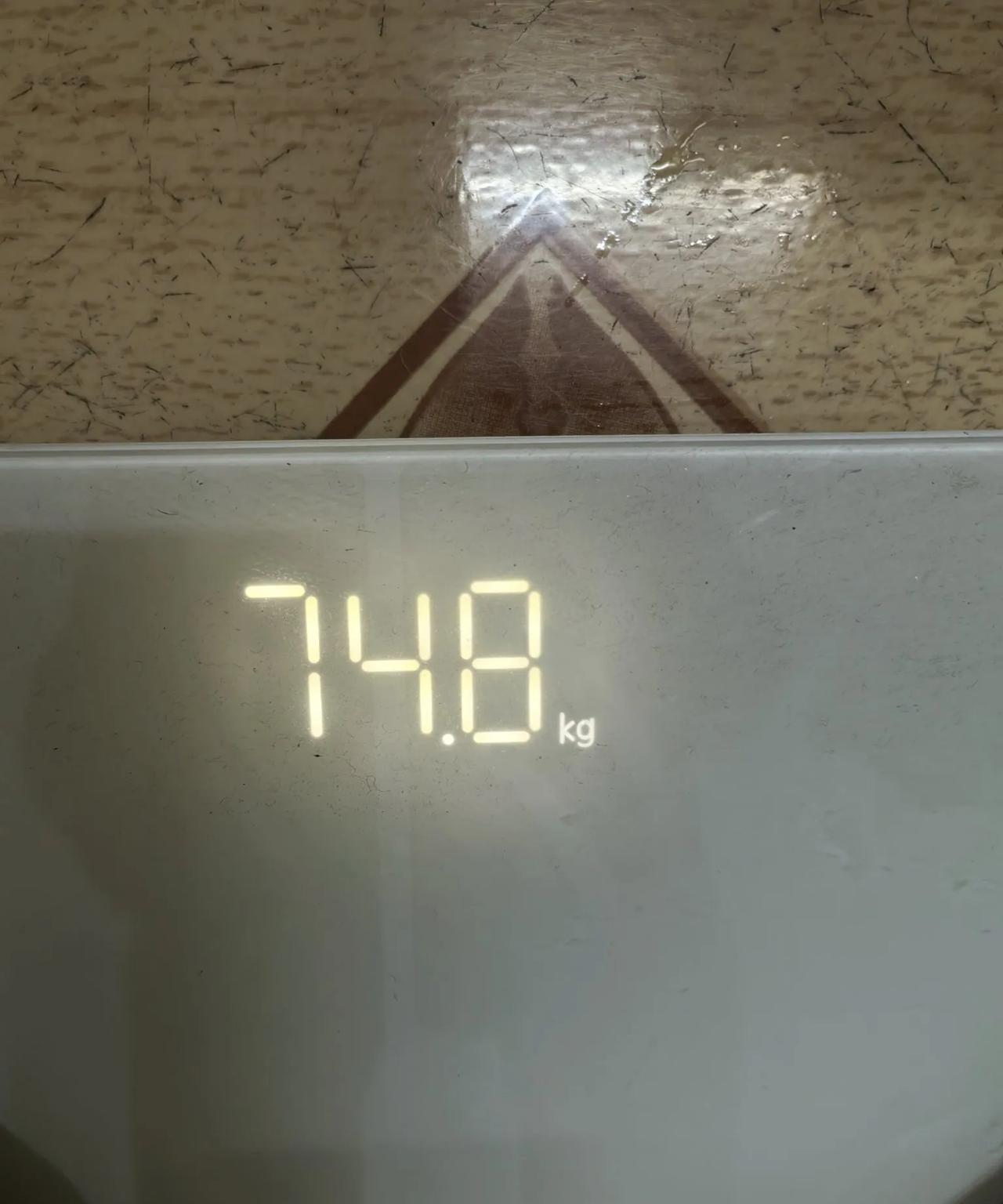 本人身高1.72米，上月28号的时候，体重是74.8公斤。有网友直接喊胖了，那么