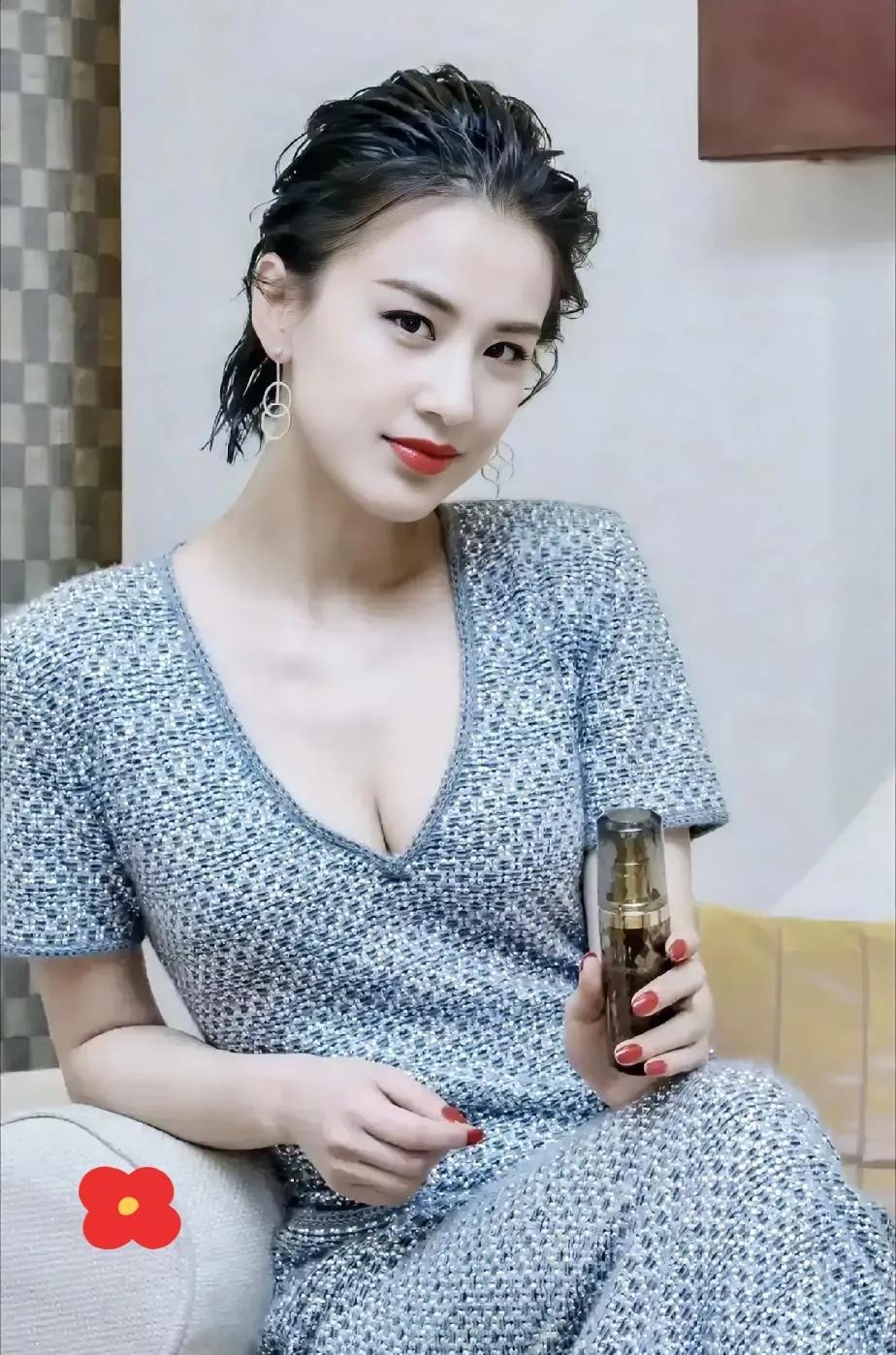 黄圣依“再婚困境”争议！偏见还是现实？
黄圣依被批“盲目自信”，只因40+带俩娃