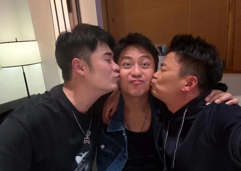家人们，谁懂啊！
邓超晒“亲亲合照”初代跑男的含金量还在上升。

看到邓超晒出的
