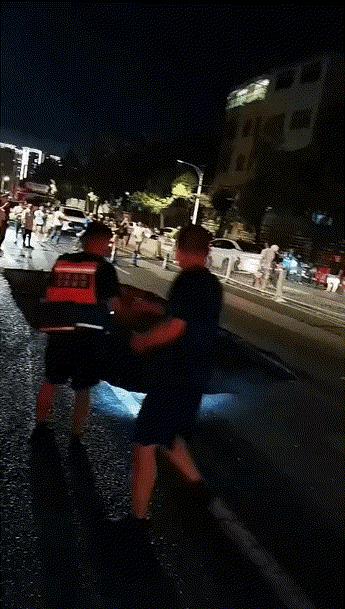 路面突然塌陷，一辆正在行驶的小轿车掉进去了，但愿人没事！