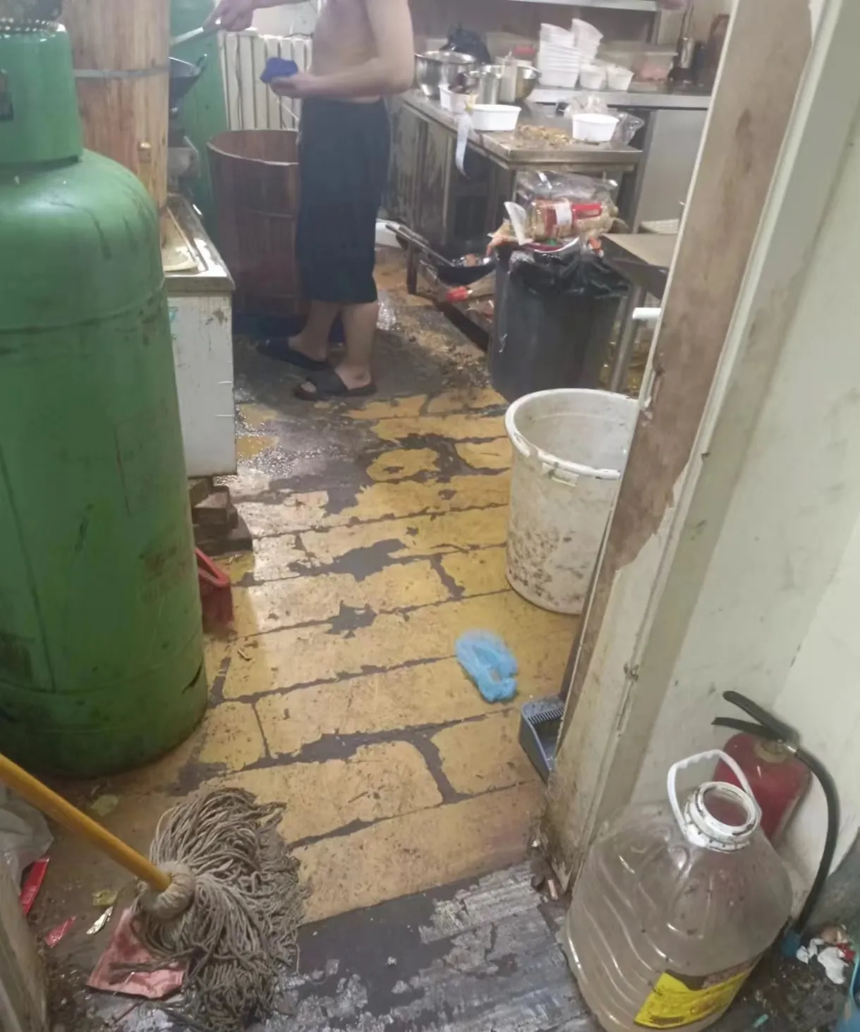 我老公从事外卖配送工作，他坚决不让我在外面点外卖吃。他跟我说，要是想身体健健康康