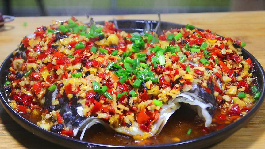 剁椒鱼头：辣味江湖里的一抹乡愁与人间烟火