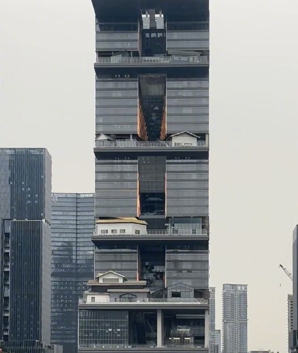 网友路透！微信总部上面的小房子全部拆完了，现在统一改成了宽大露天的大露台，看起来