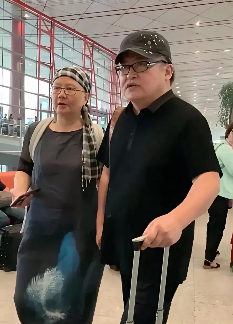 刘欢和妻子这也太有夫妻相了，真的是不是一家人不进一家门！这身材，这眼镜，这嘴唇绝