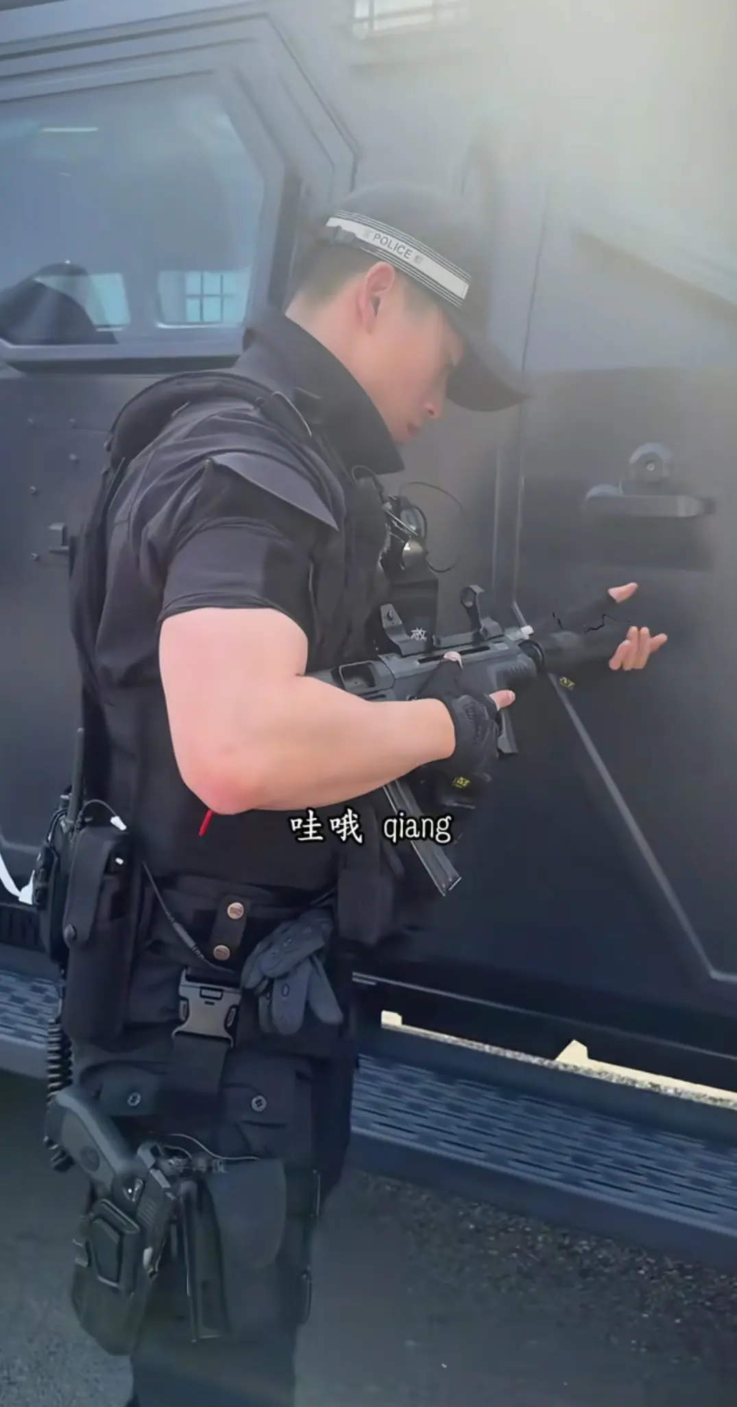估计他是第一次摸真枪。

