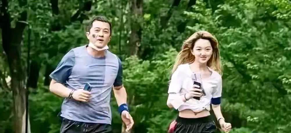 哪怕全世界都抛弃李亚鹏
他的女儿李嫣都不会

李嫣说，妈妈过得很洒脱
爸