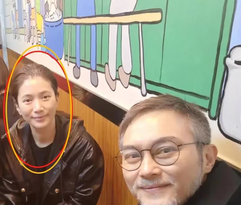 天啊，，袁咏仪现在长这样了啊？！
张智霖其实并没有这么显老，剃掉胡子，染上黑发