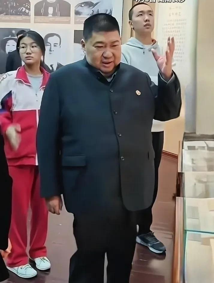 清明节这天，毛主席嫡孙毛新宇、刘滨夫妇带着一双儿女毛东东、毛甜懿回韶山毛泽东故居