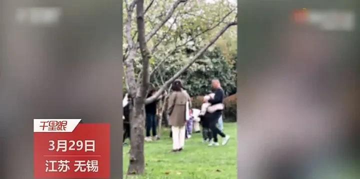 这些家长太不负责任了！3月29日，江苏无锡一名网友发视频称，在一处公园内，几位家