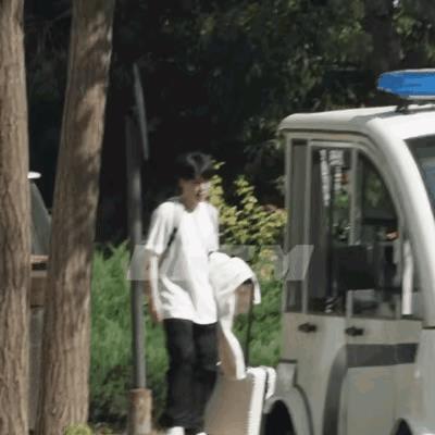 王楚钦出发首钢园了，这是奔着直接去抽签的节奏啊！
这是多久没见到双世一一起抽签了