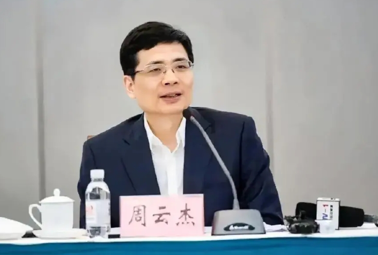 现在全网最烦恼的人应该是海尔老总了吧？

他烦恼的不是冰箱卖不出去，也不是身高没