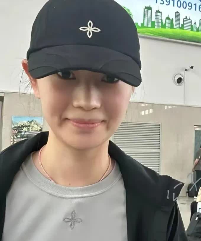 完全素颜的王添艺就算不上颜值惊艳了!

图一:模样清秀大方的她，像个羞涩乖巧