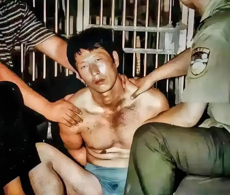 乱世里头出大佬，太平日子养“小老鼠”。在和平岁月里，那些悍匪就像是社会身上长的恶