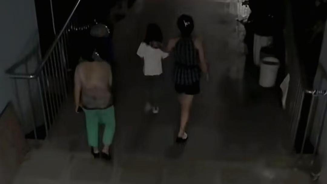 重庆7岁女孩苦等父亲两日未果，破门后才发现父亲已家中离世