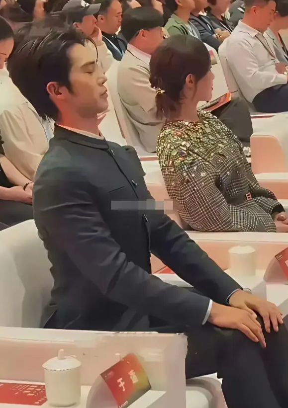 不怪旁边的小姐姐一脸尴尬，换谁也是一样。