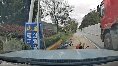 这家伙是不是专门挑的这种没有摄像头的路又窄的施工路段碰瓷，但他没想到现在车上基本