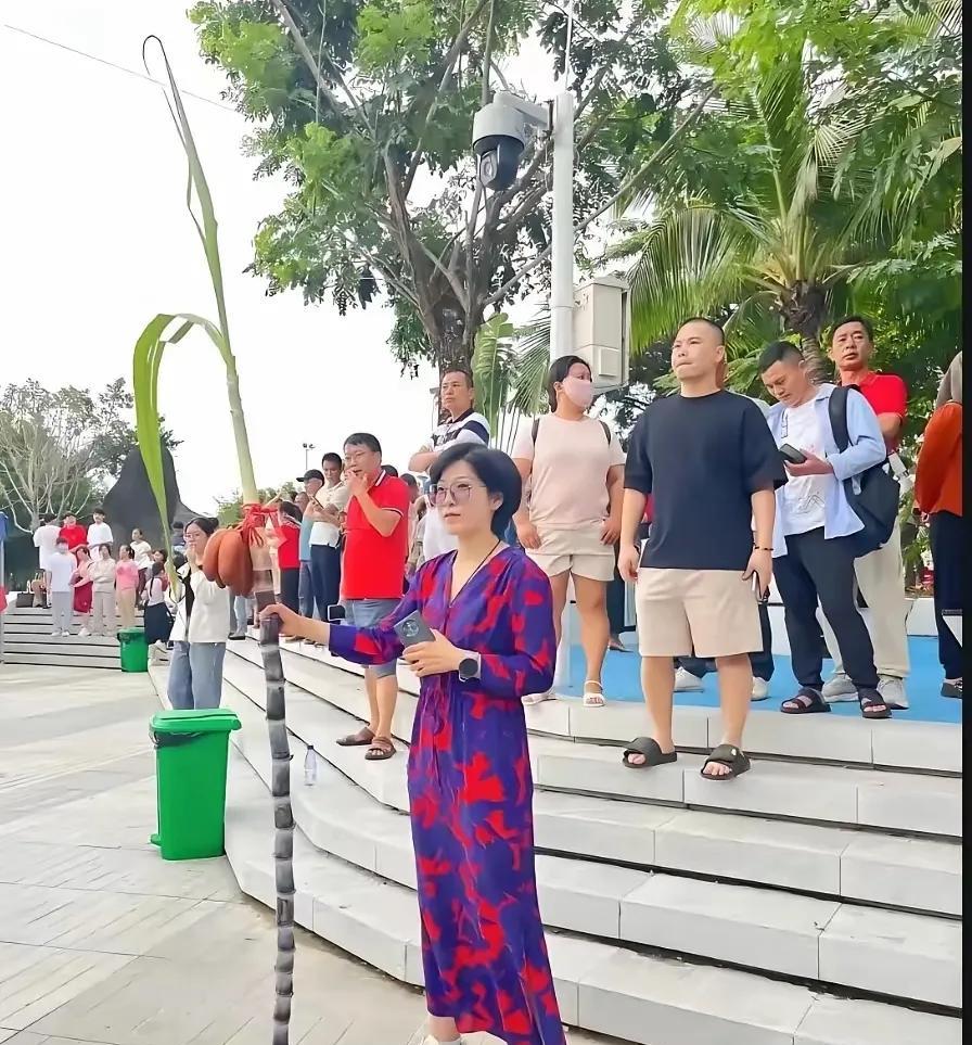高考第一天，考场外的父母，为了给孩子讨个彩头！
北方有旗袍葵花步步赢！
南方有甘