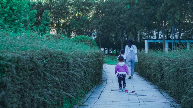 刚开始放暑假，孩子和妈妈在家，妈妈的反应真让同情