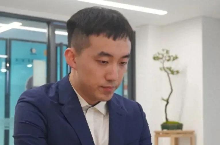 大器晚成的杨楷文九段
2022年11月已快26岁的杨楷文才定上九段，2023年1