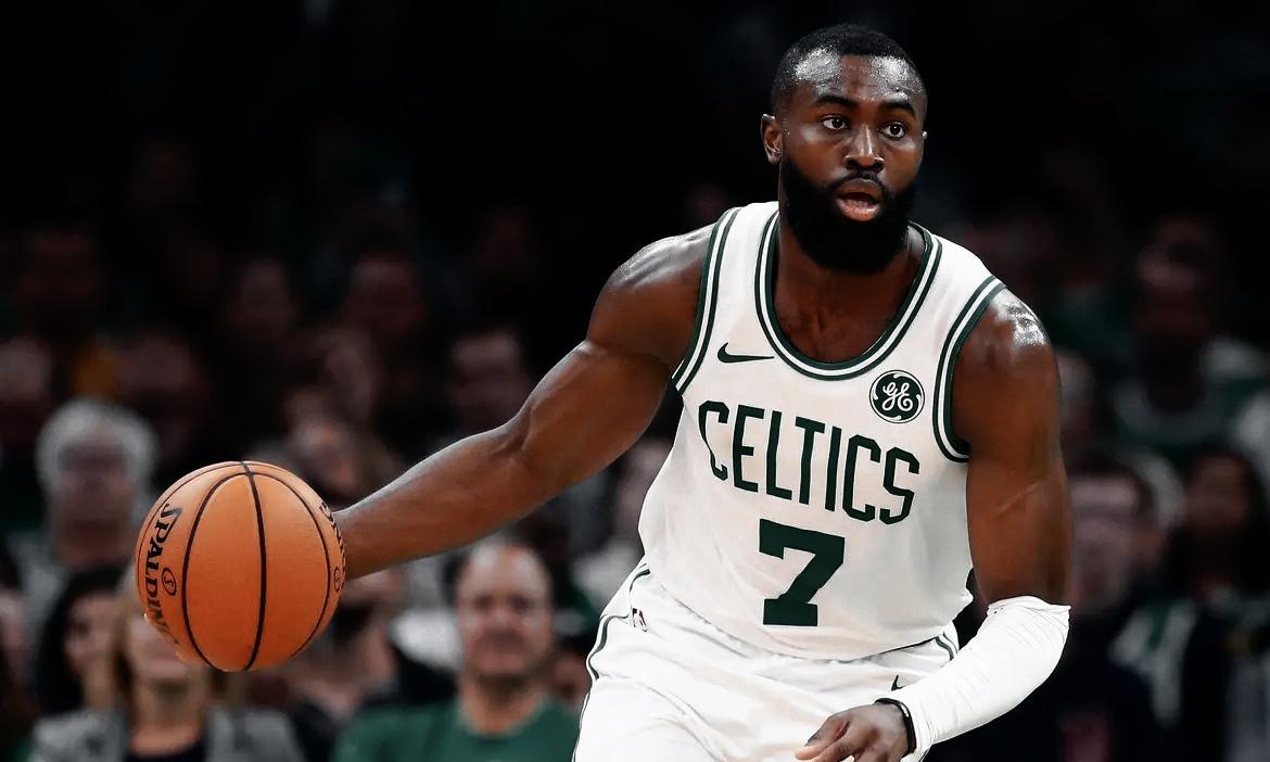两年前的今天，NBA被一则重磅续约消息引爆——2023年7月25日，凯尔特人球星