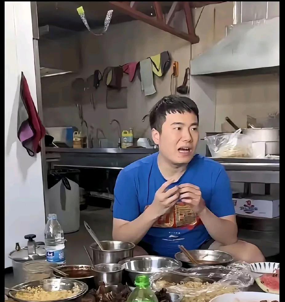 梁靖崑这画面真够实在！刷到他在厨房闷头干饭的视频，不锈钢盆里饭菜堆得冒尖，盘子碗