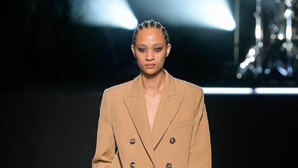 寻迹秀场美学 卡其色高级穿搭解构经典时尚穿搭