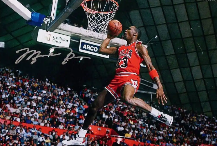 单次总决赛场均得分前五名。

1、乔丹：1993年，场均41分

作为十届得分王