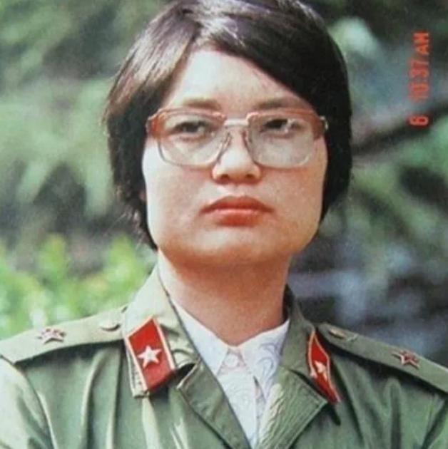 1986年，一个女医生被哨兵拦住，要求出示通行证，没想到，她直接掏出一颗手榴弹：
