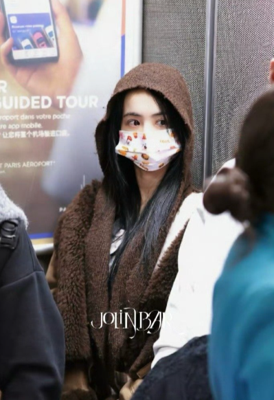 刚下飞机的高清图来啦！蔡依林这身休闲装扮舒服又随性，长途飞行后能有这个状态真的很