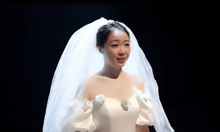 2025年7月23日，曾在《暖春》中饰演孤儿小花的演员齐如意与丈夫举办婚礼。28