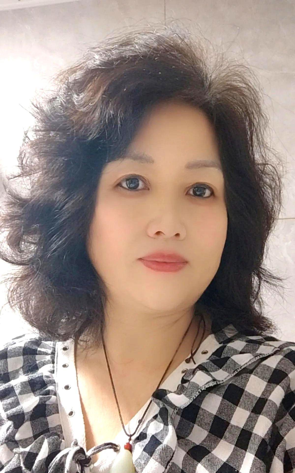 你说我咋找老伴儿？
今天，我在家包酸菜馅饺子，本地的一位和我同龄的单身哥们儿，在
