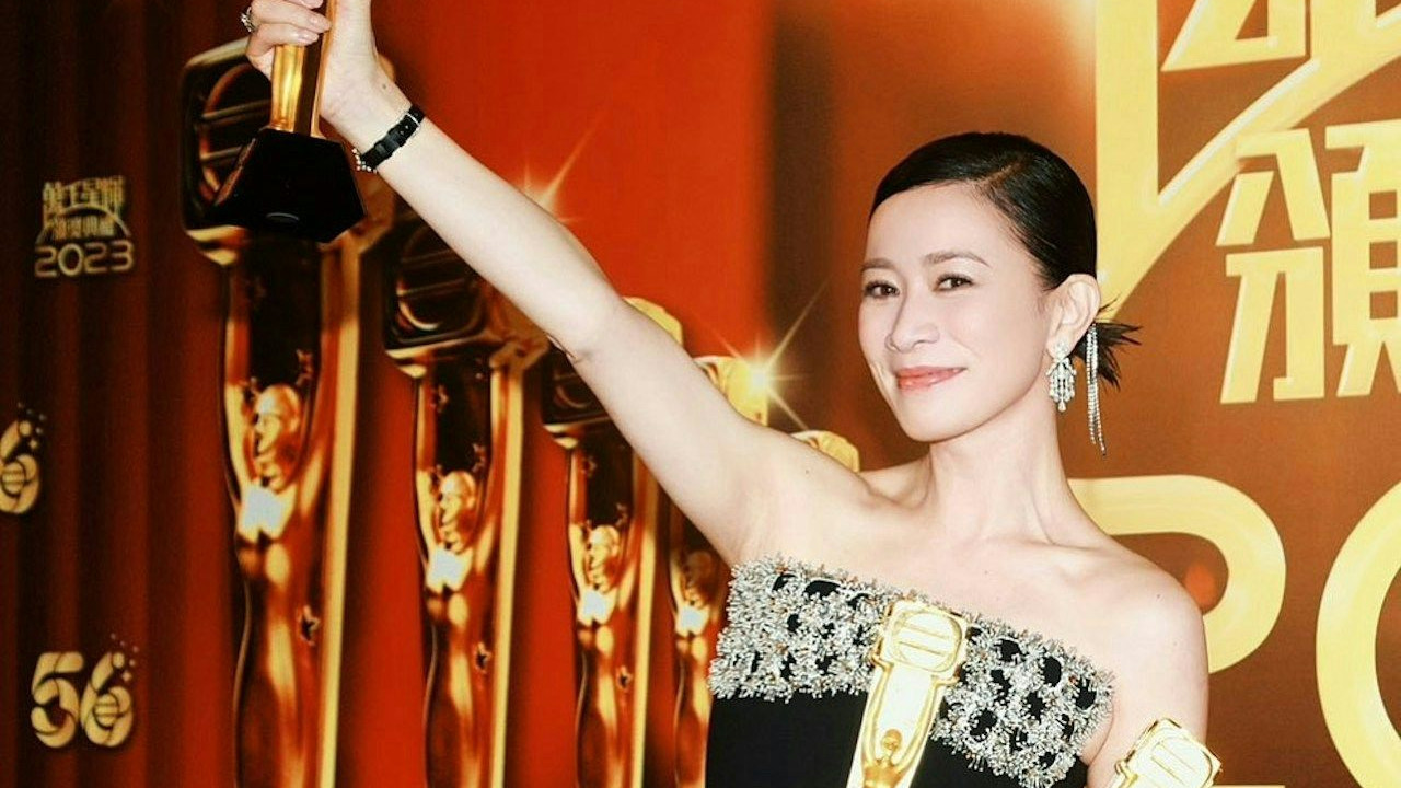 佘诗曼外地过中秋状态佳，事业生活双丰收成赢家