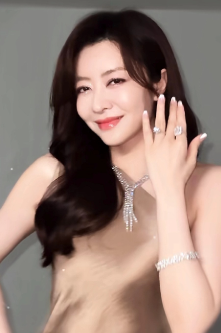 熊黛林她真是漂亮啊！毫无瑕疵。