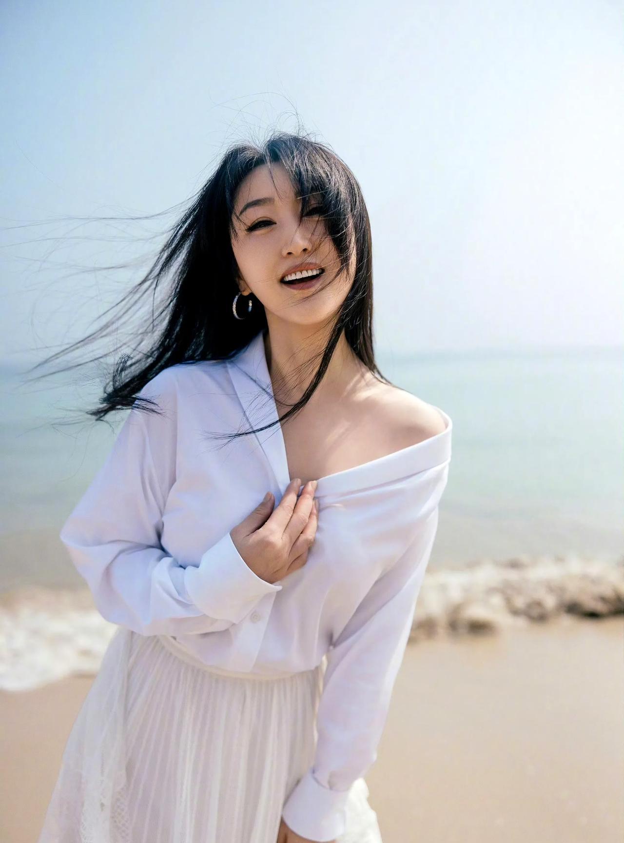 杨钰莹，以一袭温婉柔情惊艳了悠悠岁月，她的美如春日微风，轻拂过时光的河岸，留下无