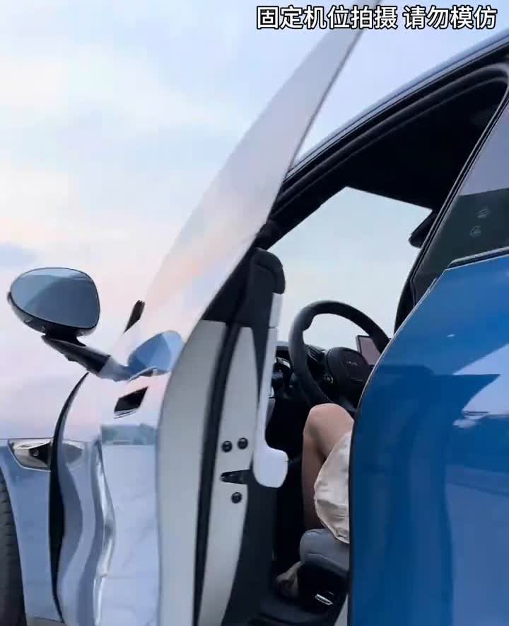 汽车上最怕你不知道的隐藏功能。
·第一、下车锁车后长按车钥匙上的锁车键3秒，所