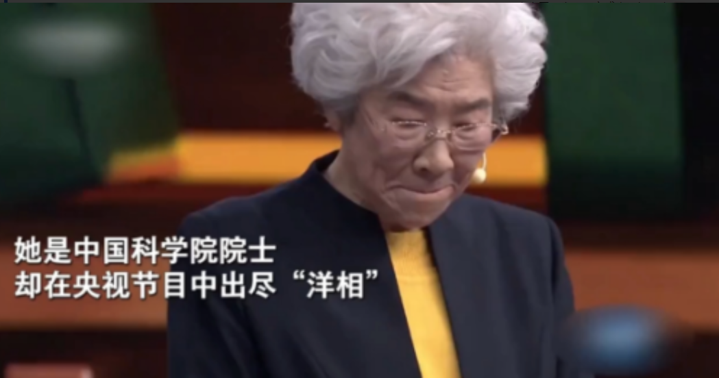2023年，当81岁女院士在央视节目上出突然掉了一地残渣，主持人散贝宁捡起的瞬间