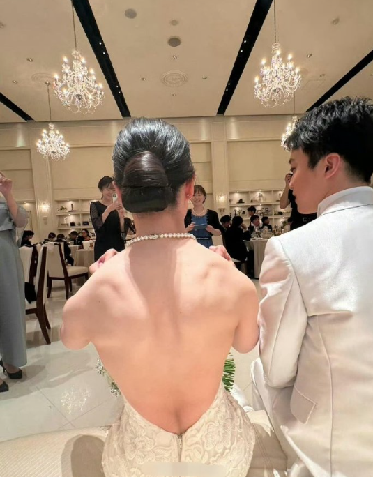 从背面看新郎绝对不是新娘的对手 ​ ​​​
