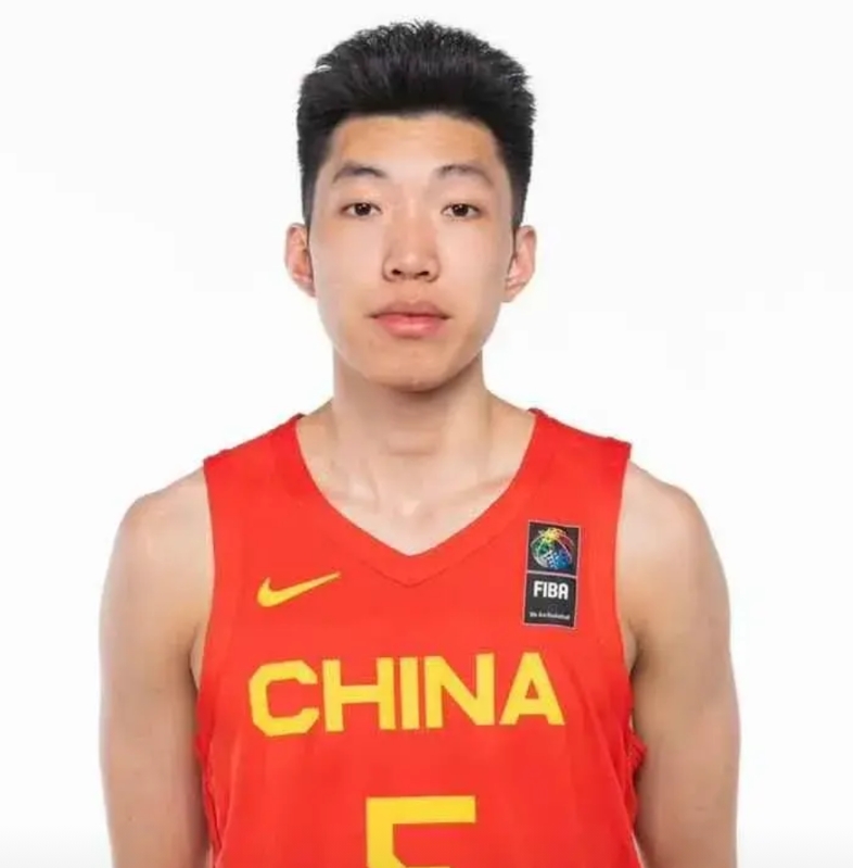 都说廖三宁打球像郭艾伦，都说他是郭艾伦接班人，但是今天这场比赛来看，廖三宁只把郭