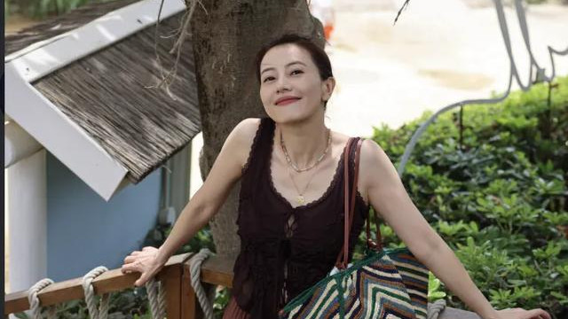 高圆圆国外被偶遇：穿亚麻裙太减龄，45岁就像是20岁小姑娘