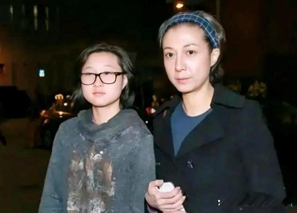 成龙不认他女儿的原因:

一、吴绮莉不愿意让女儿做亲子鉴定。

如果吴绮莉让女儿