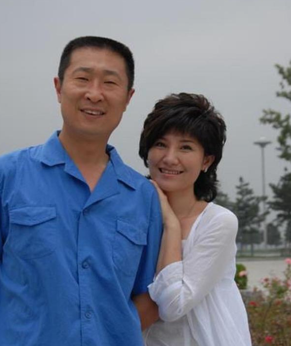 有一次，林永健跟妻子吵架，脱口而出：“你这副丑相，都是我瞎了眼才娶你！”妻子周冬