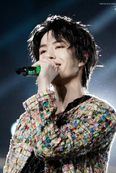 挺不上镜”…意思是镜头只拍出了王一博十分之一的帅？这种烦恼建议分我一点，我的照片