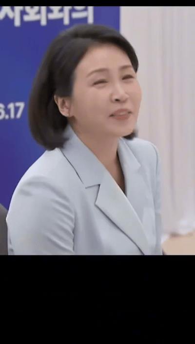 难怪李太太就是招人喜欢，对比同为总统夫人首次挑大梁自己出席公务的样子，就能知道为