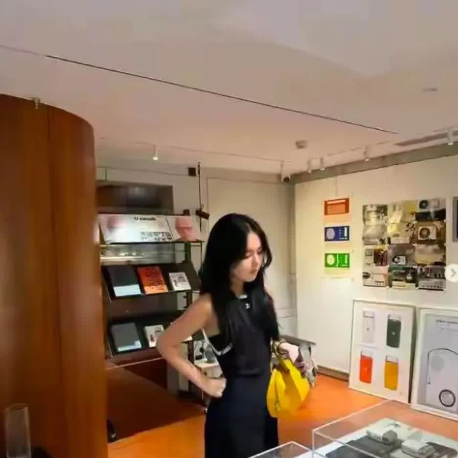 哈文与李咏的女儿公开恋情！23岁的法图麦与男友甜蜜合影，长发垂肩的法图麦娇柔腰柳