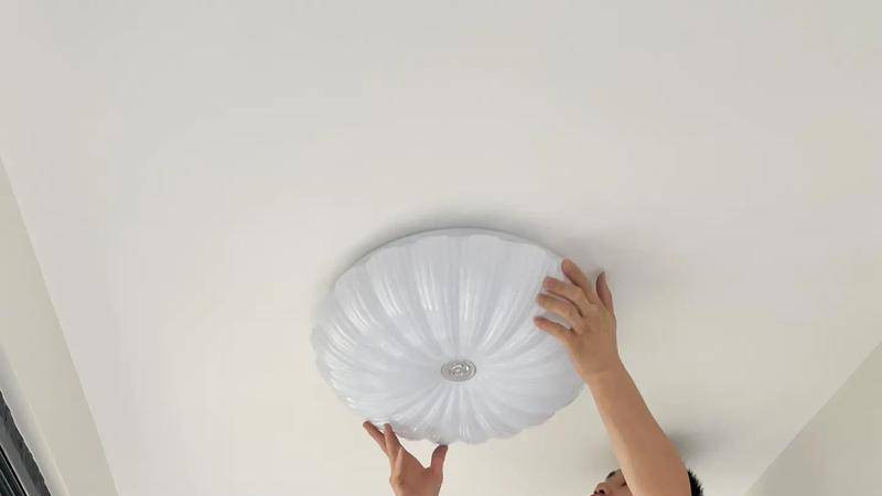 吸顶灯越用越暗？3 个生活小技巧，让灯具恢复明亮